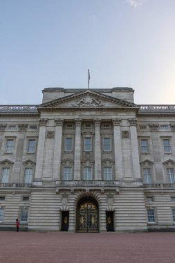 Bir yaz akşamı Londra'da Buckingham Palace.