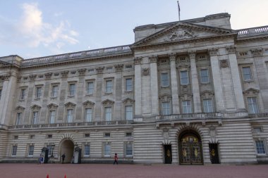 Bir yaz akşamı Londra'da Buckingham Palace.