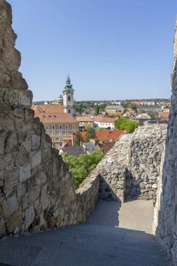 Bir yaz öğleden sonra bir eğri Kalesi: Macaristan görünümü.