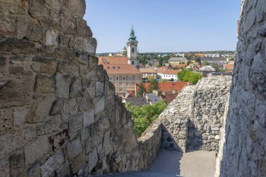 Bir yaz öğleden sonra bir eğri Kalesi: Macaristan görünümü.