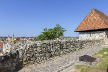 Bir yaz öğleden sonra Macaristan eğri Kalesi.