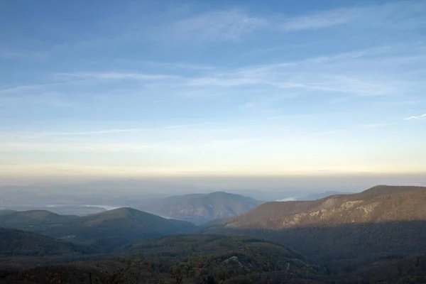 Danube bend ve Pilis Dağları Dobogoko, Macaristan'dan görüntülemek.