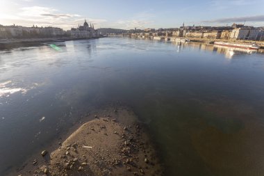 Budapeşte, Macaristan - 12 23 2018: Sabah ışıkları Tuna Nehri ile Budapeşte, Macaristan'ın şehir.
