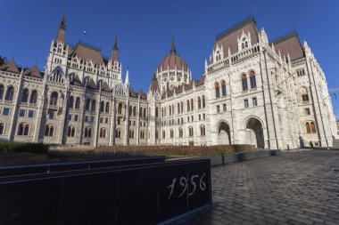 Macaristan Parlamento Binası bir güneşli kış sabahı.