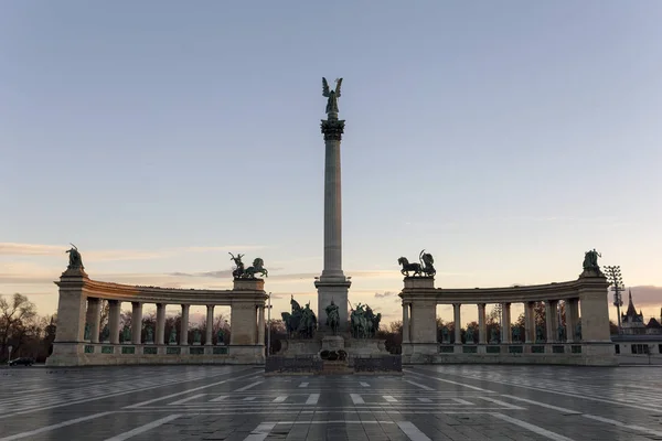 匈牙利布达佩斯英雄广场在一个冬天的早晨 — 图库照片