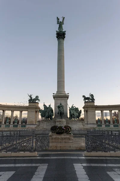 冬の朝 ブダペスト ハンガリーの英雄広場 — ストック写真