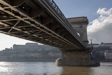 Zincir köprü Budapeşte, Macaristan'da bir yaz kış günü.