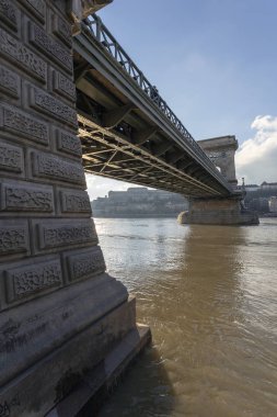 Zincir köprü Budapeşte, Macaristan'da bir yaz kış günü.