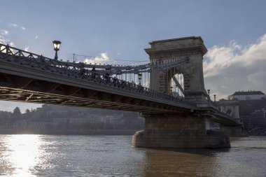 Zincir köprü Budapeşte, Macaristan'da bir yaz kış günü.