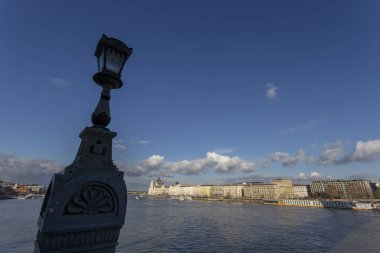Zincir köprü Budapeşte, Macaristan'da bir yaz kış günü.