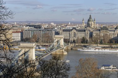 Budapeşte, Macaristan için arka planda Aziz Stephen Bazilikası ile zincir köprü.