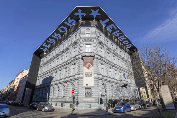 Budapeşte, Macaristan - 12 29 2018: House of Terror Budapeşte, Macaristan'da bir güneşli kış öğleden sonra.