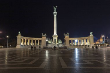 Budapeşte, Macaristan'da Kahramanlar Meydanı bir kış gecesi.