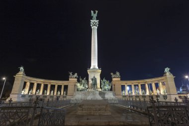Budapeşte, Macaristan'da Kahramanlar Meydanı bir kış gecesi.