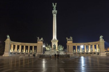 Budapeşte, Macaristan'da Kahramanlar Meydanı bir kış gecesi.