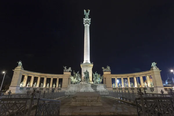 Plaza Los Héroes Budapest Hungría Una Noche Invierno — Foto de Stock