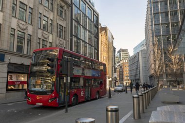 London, Büyük Britanya - 01 20 2019: ofis binaları şehir Londra güneşli kış günü.