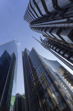 Ofis binaları şehir Londra güneşli kış günü.