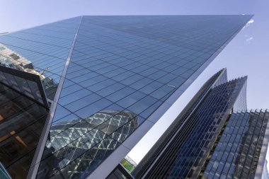 Ofis binaları şehir Londra güneşli kış günü.