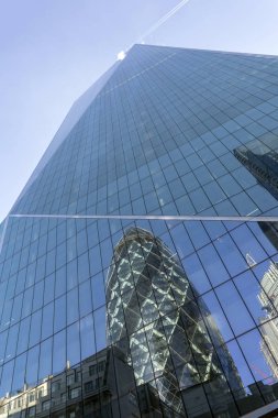 Ofis binaları şehir Londra güneşli kış günü.