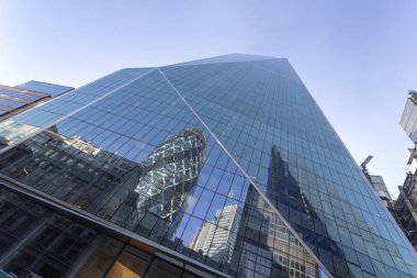 Ofis binaları şehir Londra güneşli kış günü.