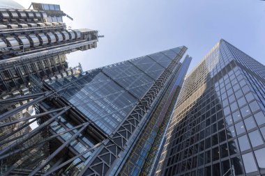 Ofis binaları şehir Londra güneşli kış günü.