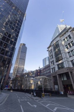 London, Büyük Britanya - 01 20 2019: ofis binaları şehir Londra güneşli kış günü.