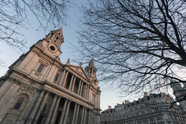Bir kış akşamı Londra'da St Paul Katedrali.