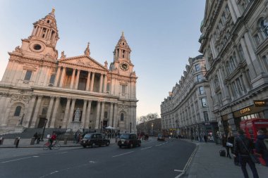 Bir kış akşamı Londra'da St Paul Katedrali.