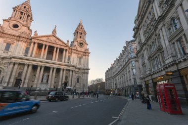 Bir kış akşamı Londra'da St Paul Katedrali.