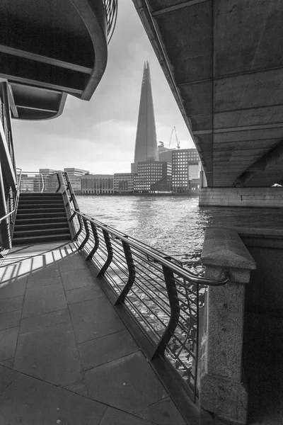 Floden Themsen London Med Shard Byggnad Bakgrunden — Stockfoto