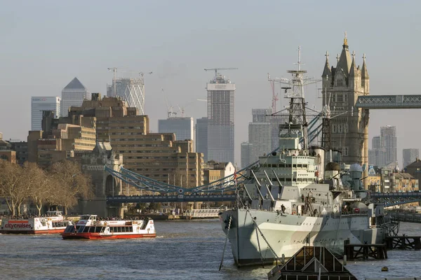 Floden Themsen London Med Tower Bridge Och Canary Wharf Bakgrunden — Stockfoto