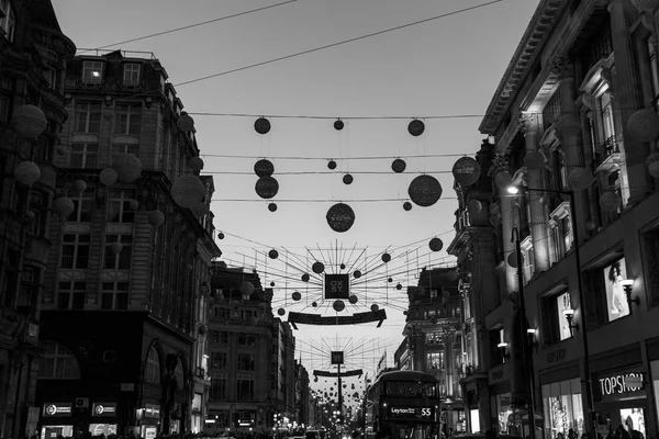 ロンドン イギリス 2018 冬の夜にロンドンの混雑したオックスフォード通り — ストック写真