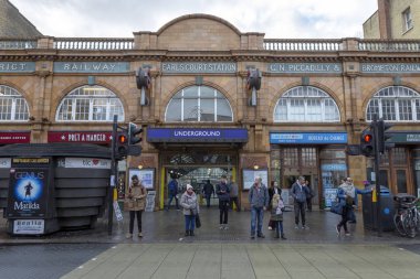 London, İngiltere - 1 25 2018: Earls Court Metro istasyonundan London, Kensington.