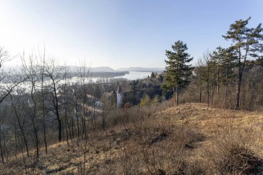 Zebegeny ve tepe Macaristan'dan Danube bend görünümü.