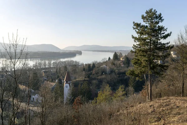Zebegeny ve tepe Macaristan'dan Danube bend görünümü.