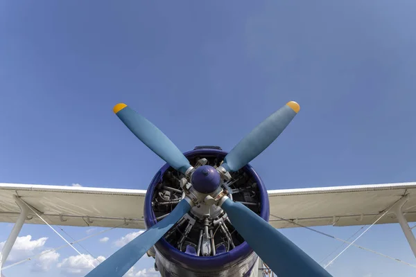 Antonov an-2 doppeldecker propellerflugzeug im aeropark, budapest. — Stockfoto