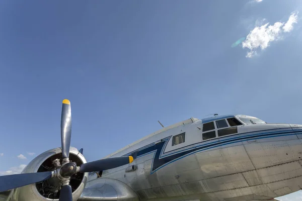 Staré sovětské dvoumotorové letadlo — Stock fotografie