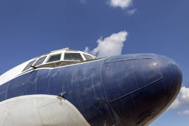 Eski bir havaalanında eski Rus jet uçağı.