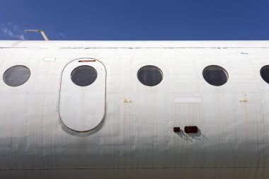 Güneşli bir günde eski uçak kabini.