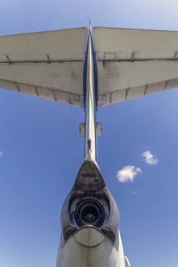 Bir yaz gününde eski bir Rus uçağının kuyruğu