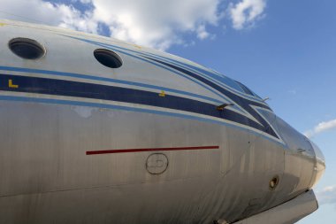 Sıcak bir yaz gününde eski Rus uçağı.