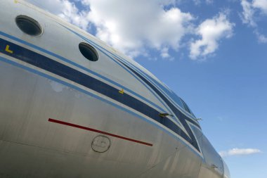 Sıcak bir yaz gününde eski Rus uçağı.