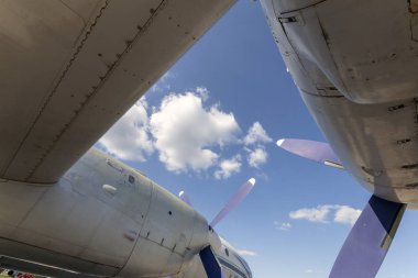 Sıcak bir yaz gününde eski bir Rus uçağının kanadı.