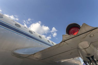 Sıcak bir yaz gününde eski bir Rus uçağının kanadı.