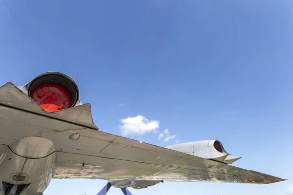 더운 여름 날에 오래 된 러시아 비행기의 날개. — 스톡 사진