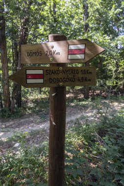 Pilis dağlarında yürüyüş yollarının işaretleri, Macaristan.