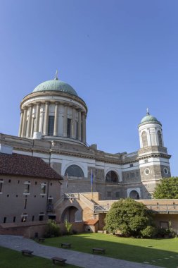 Esztergom Bazilikası Macaristan sıcak bir yaz gününde.