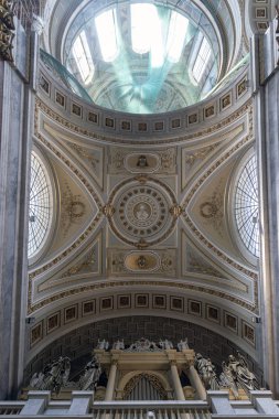 Macaristan'daki Esztergom Bazilikası'nın iç çekimi.