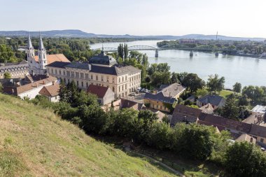 Esztergom, Macaristan'da Tuna Nehri'nin sıcak bir özet le görünümü